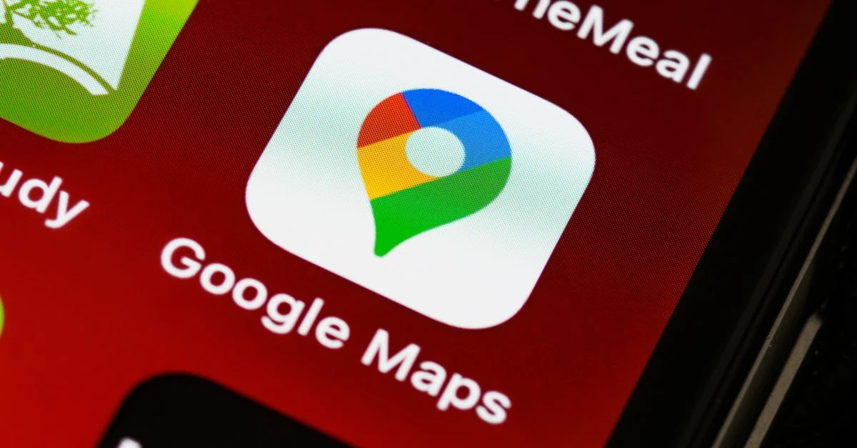 Vue détaillée de l'icône de l'application Google Maps sur l'écran d'un smartphone, mettant en avant la technologie de navigation numérique.